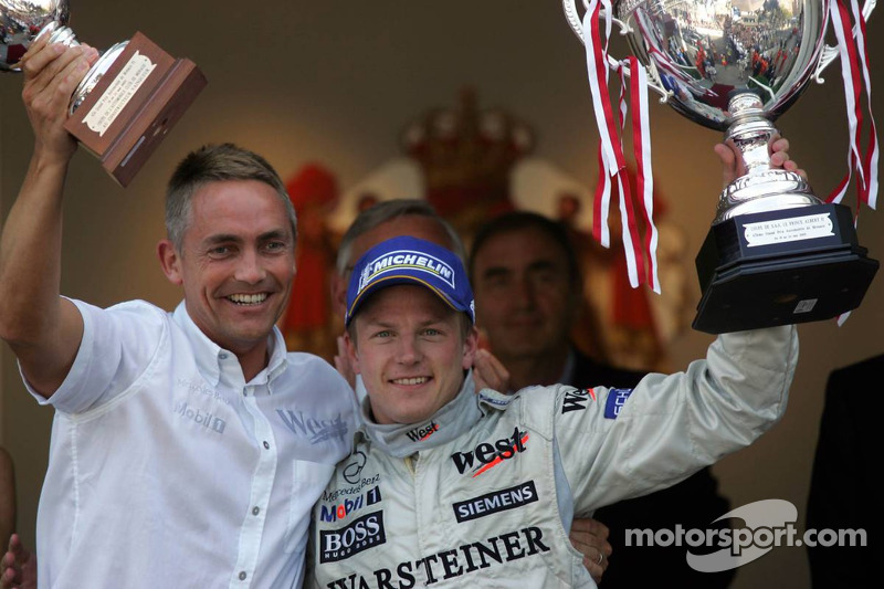 Podio: ganador de la carrera Kimi Raikkonen celebra con Martin Whitmarsh