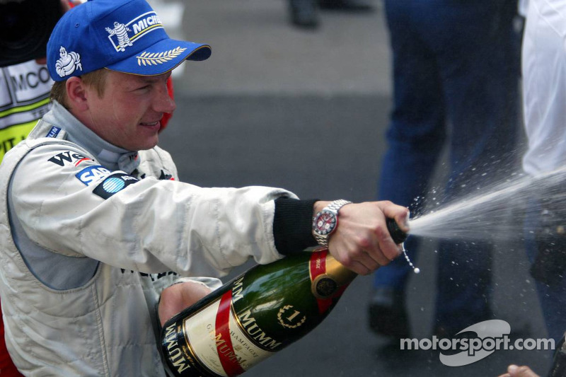 Champagne para el ganador de la carrera Kimi Raikkonen