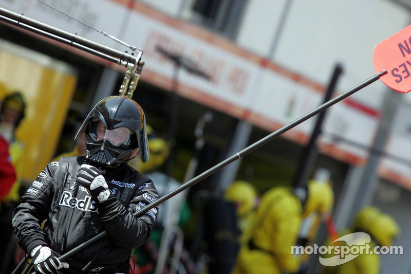 Darth Vader observa el hombre Red Bull Racing de la piruleta