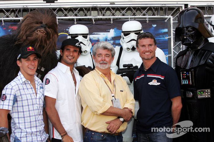 Christian Klien, Vitantonio Liuzzi y David Coulthard con George Lucas y Darth Vader