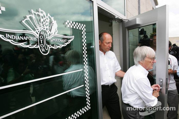 Ron Dennis y Bernie Ecclestone salen de la reunión con Michelin