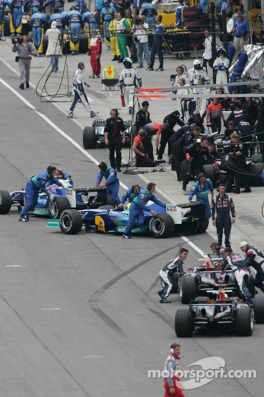 Die Michelin-Teams in der Boxengasse