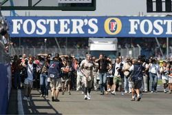 Periodista Bob McKenzie corre desnudo alrededor de Silverstone tras una promesa hecha si McLaren ganaba una carrera en el año 2004