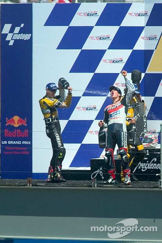 Podium: ganador, Nicky Hayden celebra con Colin Edwards y Valentino Rossi