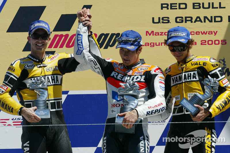 Podio: ganador de la carrera Nicky Hayden celebra con Colin Edwards y Valentino Rossi