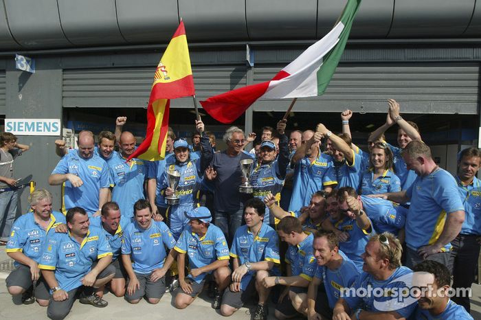 Fernando Alonso y Giancarlo Fisichella celebran con los miembros del equipo Flavio Briatore y Renaul