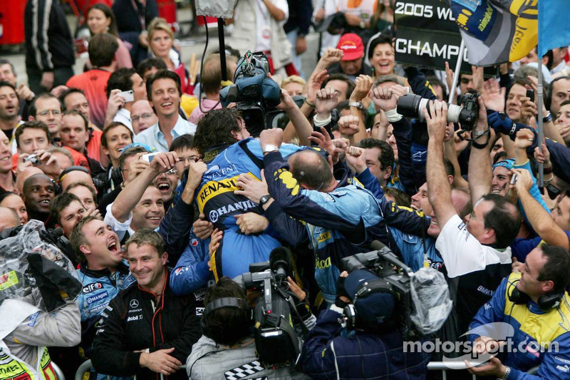 Fernando Alonso feiert mit dem Renault-Team