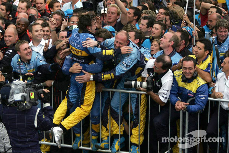 Campeón del Mundo 2005 Fernando Alonso celebra con los miembros del equipo Renault F1