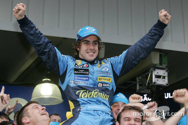 Campeón del Mundo 2005 Fernando Alonso celebra con los miembros del equipo Renault F1