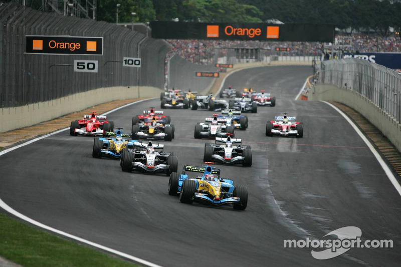 Start: Fernando Alonso geht von der Pole-Position in Führung
