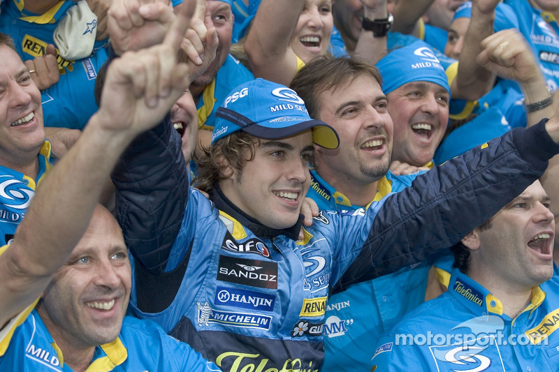 2005 World Champion Fernando Alonso celebrates with Renault F1 team members