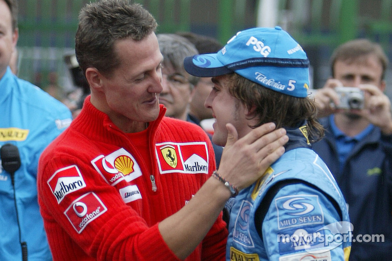 El traspaso de la corona: Michael Schumacher felicita al campeón del mundo 2005, Fernando Alonso