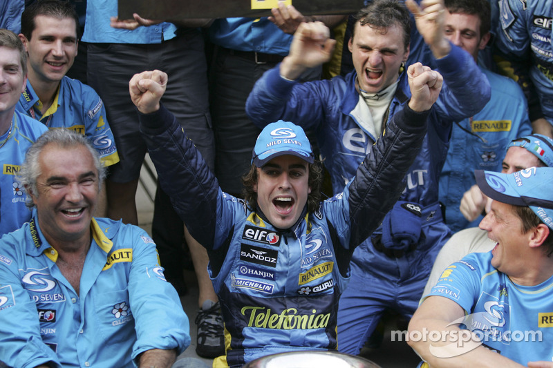 Flavio Briatore and Fernando Alonso celebrate with Renault F1 team members