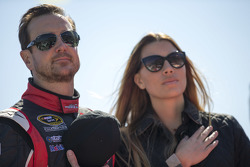 Kurt Busch, Stewart-Haas Racing Chevrolet, com a namorada