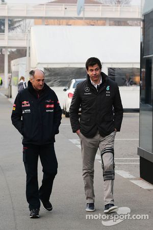 (De izquierda a derecha): Franz Tost, Scuderia Toro Rosso director del equipo con Toto Wolff, Mercedes AMG F1 Accionista y Director Ejecutivo