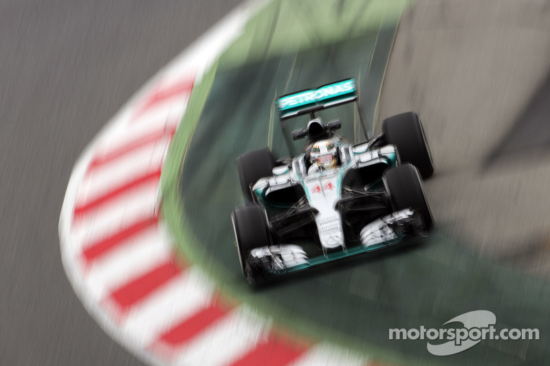 Lewis Hamilton, Mercedes AMG F1 W06 runs wide