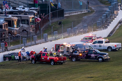 Kyle Busch, Joe Gibbs Racing Toyota, com o time médico