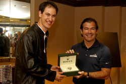 Joey Logano, equipo Penske Ford consigue un reloj Rolex de Joie Chitwood III, presidente del Daytona International Speedway