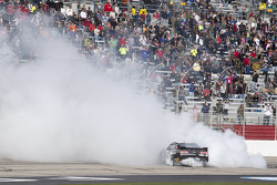 El ganador de la carerra, Kevin Harvick, JR Motorsports Chevrolet, celebra