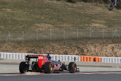 Max Verstappen, Scuderia Toro Rosso STR10, saca chispas en la pistas
