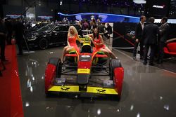 Edecán y el auto ABT Formula E 