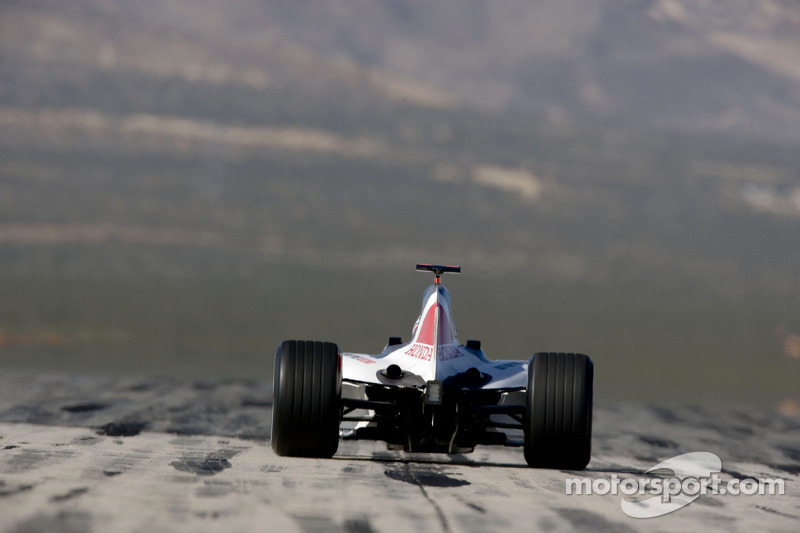 Alan van der Merwe runs on the Mojave Airport