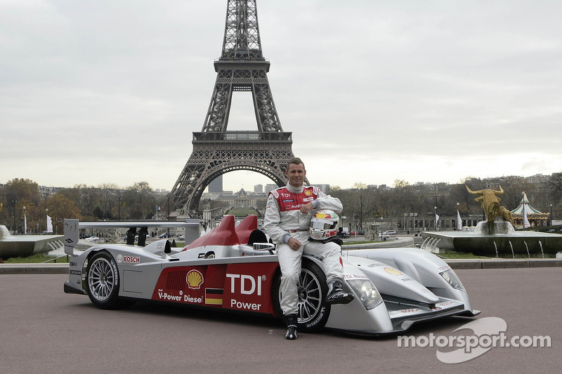 Tom Kristensen pose avec la nouvelle Audi R10