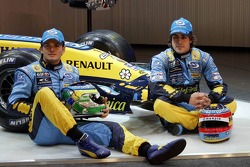 Giancarlo Fisichella en Fernando Alonso met de nieuwe Renault R26