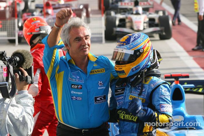 Fernando Alonso celebra con Flavio Briatore