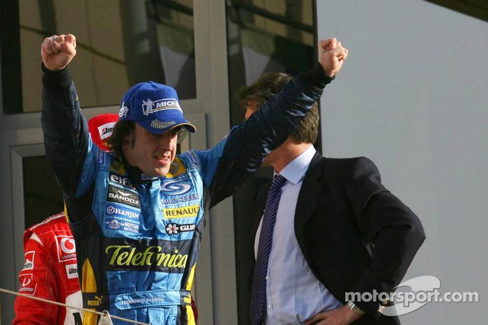 Fernando Alonso celebra en el podio