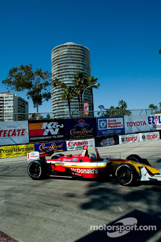 Le vainqueur de la course Sébastien Bourdais salue la foule