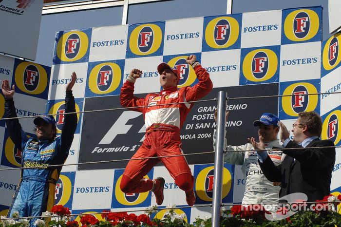 El ganador Michael Schumacher con Fernando Alonso y Juan Pablo Montoya