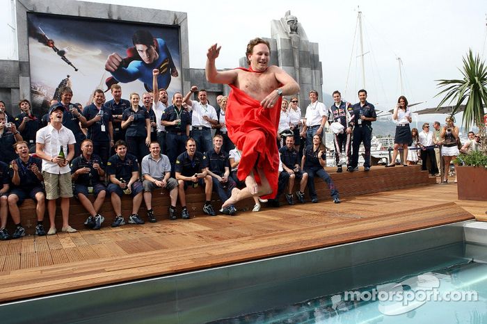 El equipo de Red Bull Racing y el director deportivo Christian Horner en una capa de Superman salta 