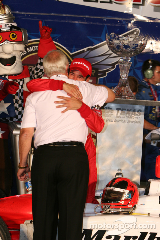 Le vainqueur Helio Castroneves avec Roger Penske