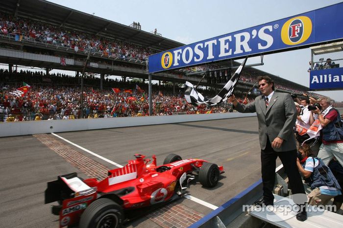 Michael Schumacher alcanza en primera posición la bandera a cuadros