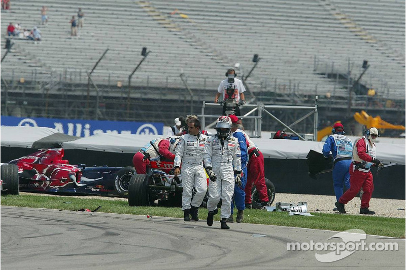 Juan Pablo Montoya et Kimi Räikkönen s'éloignent de l'accident