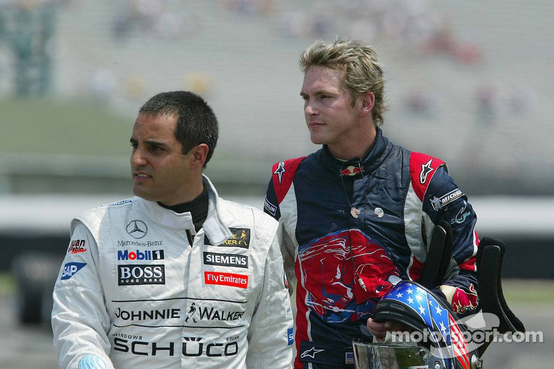 Juan Pablo Montoya und Scott Speed nach dem Crash in der ersten Kurve