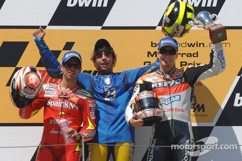 Podio: ganador de la carrera Valentino Rossi con Nicky Hayden y Marco Melandri