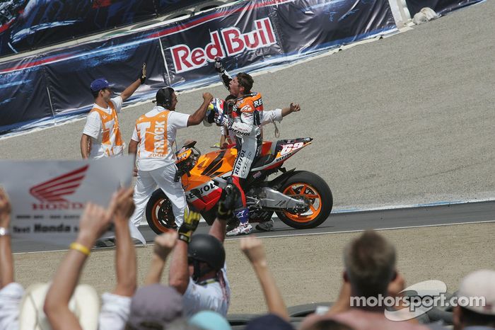 Nicky Hayden celebrando su victoria en 2006