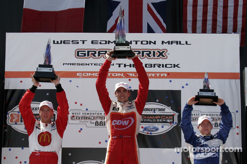 Podio: ganador de la carrera Justin Wilson con Sébastien Bourdais y A.J. Allmendinger