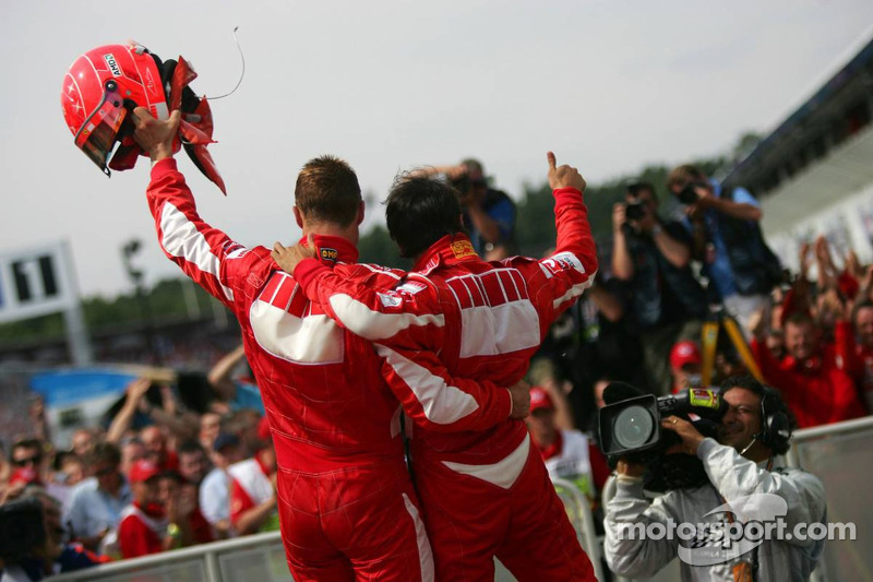 Ganador de la carrera Michael Schumacher y Felipe Massa