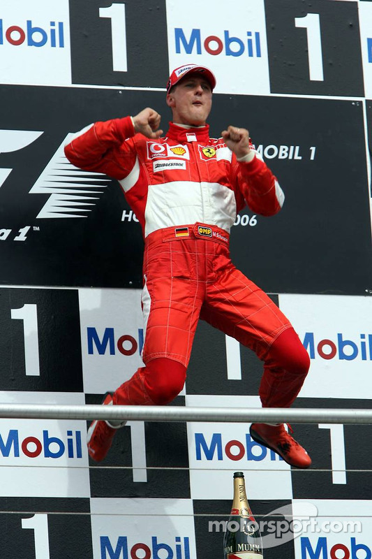 Podio: ganador de la carrera Michael Schumacher celebra