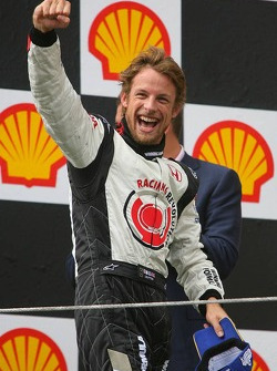 Podio: ganador de la carrera Jenson Button celebra