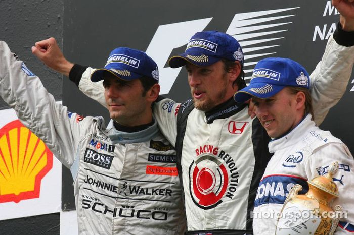 Podio: ganador de la carrera Jenson Button, el segundo lugar Pedro de la Rosa y el tercer lugar Nick