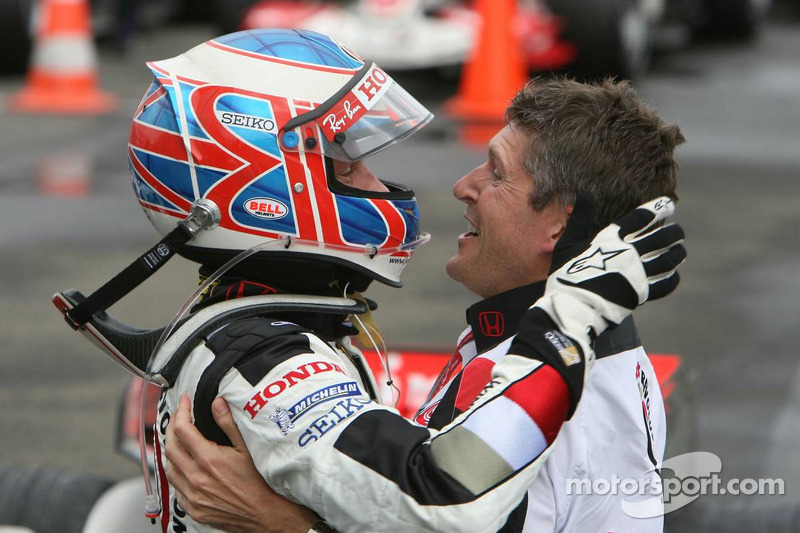 Ganador de la carrera Jenson Button celebra con Nick Fry