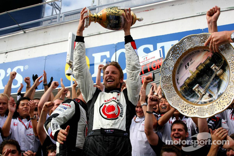 Ganador de la carrera Jenson Button celebra con los miembros del equipo Honda Racing F1