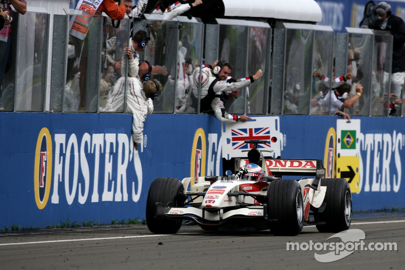 Ganador de la carrera Jenson Button celebra