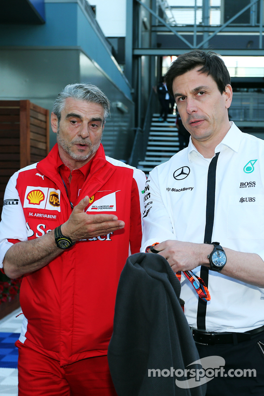 Maurizio Arrivabene, director del equipo Ferrari con el Toto Wolff de Mercedes AMG F1 Accionista y Director Ejecutivo