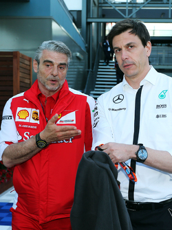 Maurizio Arrivabene, Ferrari-teambaas, met Toto Wolff, Mercedes AMG F1 Aandeelhouder en Executive Di