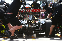 Romain Grosjean, Lotus F1 E23, práctica parada en los pits